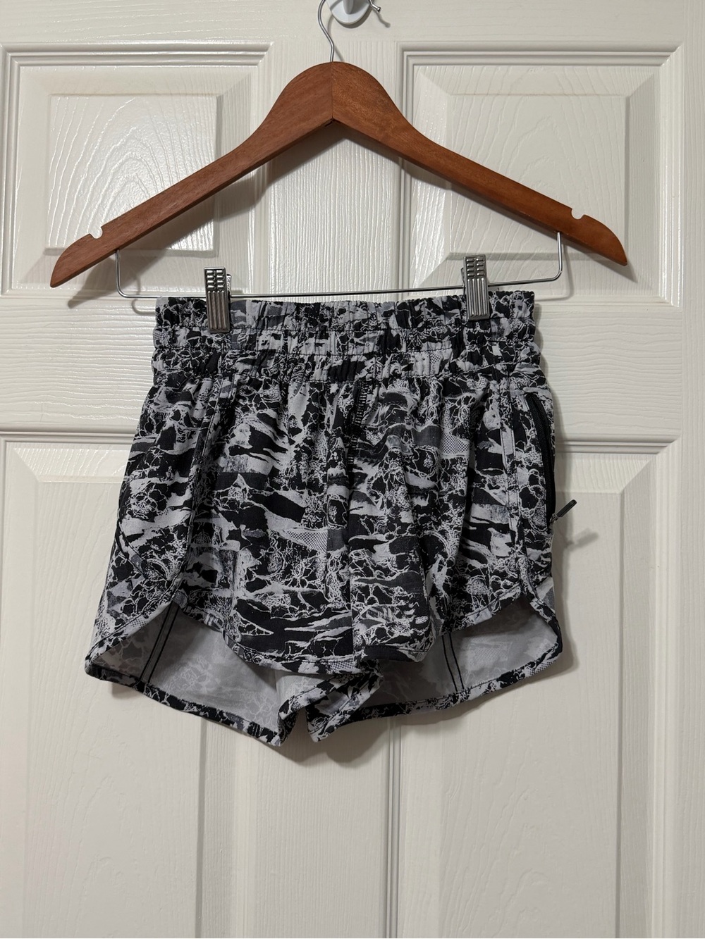 Lululemon athletica tracker short V size 4 euc 4”